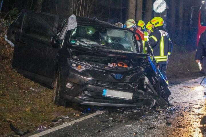 Alle vier Insassen des entgegenkommenden Toyota wurde bei dem Unfall verletzt.