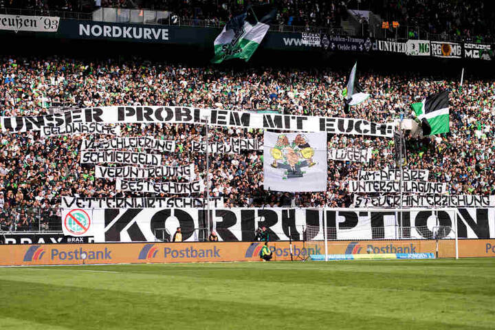 Gladbacher-Fans protestieren vor der Partie gegen den DFB und zeigen ein Transparent mit der Aufschrift: "Unser Problem mit Euch: Korruption".