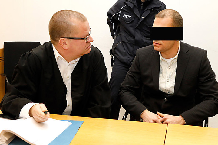 Michael S. (36) drohen bis zu 15 Jahre Haft. Der Lagerist stach einen
Studenten nieder, entschuldigte sich dafür.