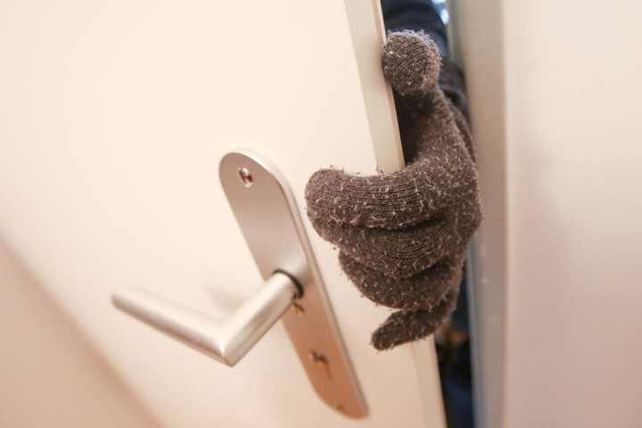 Die Familie hielt sich in ihrem Haus auf, als der Mann eindrang. (Symbolbild)