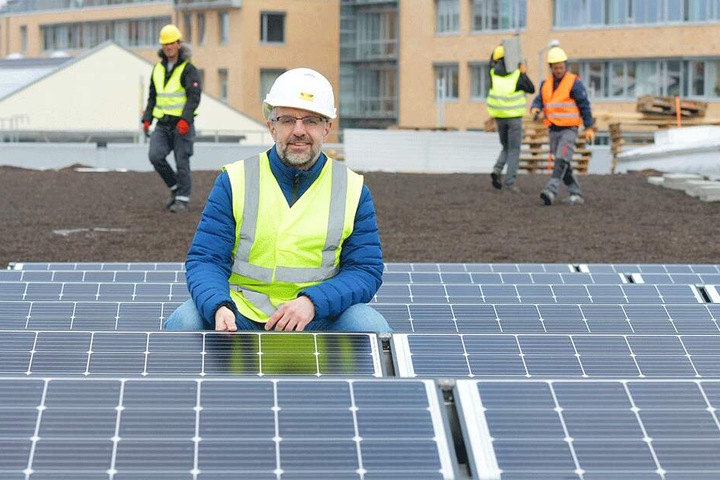 Steffen Lohmann (43) auf der Baustelle Straßenbahnhof Dresden-Trachenberge. Als Bauleiter überwacht er auch die Montage der Solarmodule zur Stromerzeugung auf dem Dach.