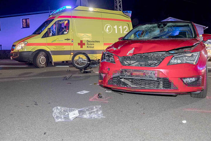 Auf der B101 sind ein Seat und ein Moped-Fahrer kollidiert.