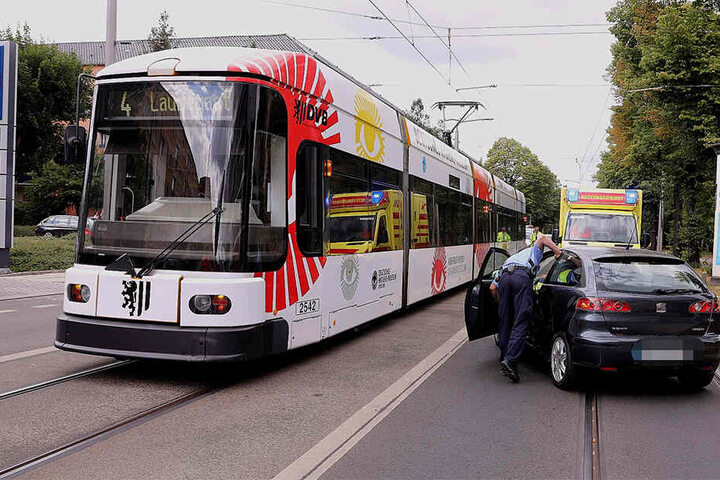 Die Bahn rammte die Falschabbiegerin seitlich. Auch der Wagen der DVB trug Schaden davon.