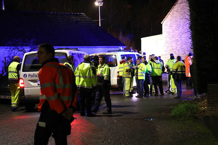 Zahlreiche Rettungskräfte kamen zum Einsatz, kümmerten sich um die Verletzten. Die Polizei ermittelt.