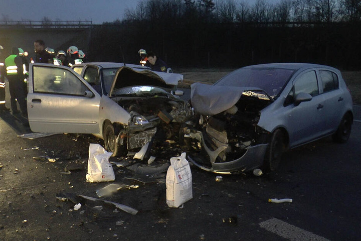 Durch den Crash wurde der Fahrer des entgegenkommenden Wagens schwer verletzt.