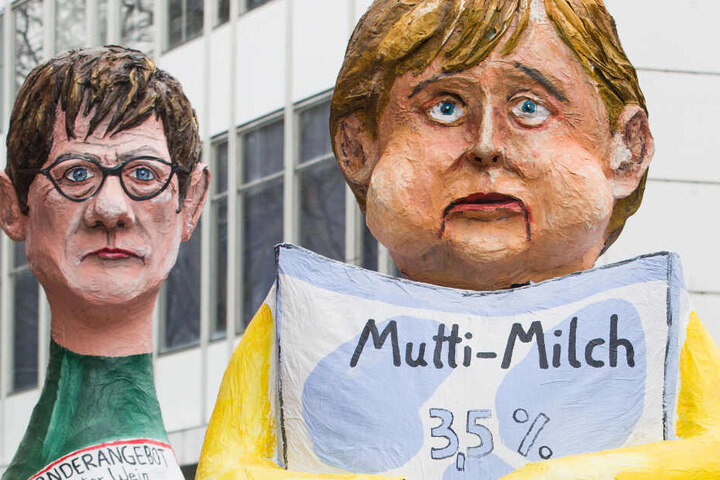 Ein Motivwagen in Frankfurt mit einer Darstellung von Bundeskanzlerin Merkel (r) als "Mutti-Milch" mit Verfallsdatum.