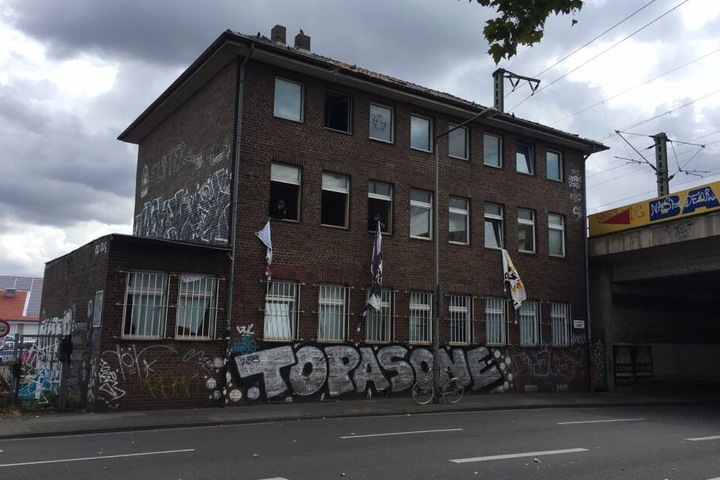 Das Haus an der Vogelsanger Straße gehört der Deutschen Bahn.