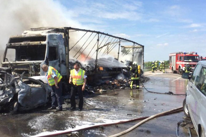 Der Lkw und ein Auto brannten am Mittwochnachmittag auf der A14 komplett aus.