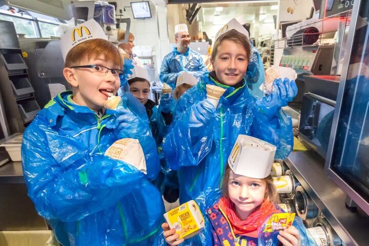Nach dem Rundgang gab es für Maurice (9),Elias (9),Hanah (7),Moritz (10)und Amelie (4,v.l.) Eis und Hamburger.