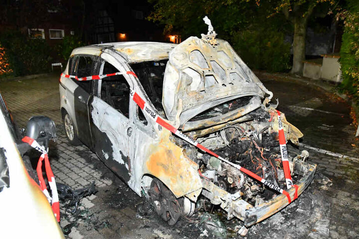 Die Autos wurden durch die Feuer komplett zerstört.