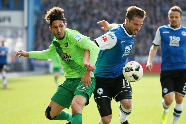 Fabio Kaufmann (l., Aue) und Julian Börner (r.,Bielefeld).