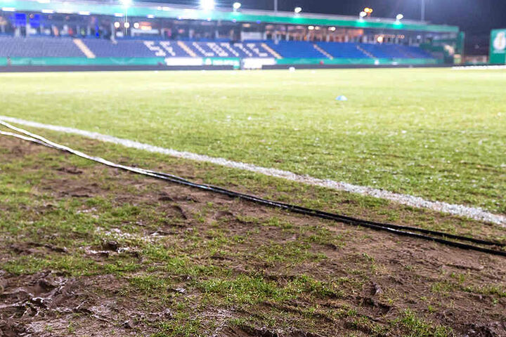 Vor dem Pokalspiel der SF Lotte gegen Borussia Dortmund im Winter 2017 war der Rasen im Frimo Stadion ramponiert. Wenn Rödinghausen Dynamo im August 2018 empfängt, sollten die Platzbedingungen deutlich besser sein.