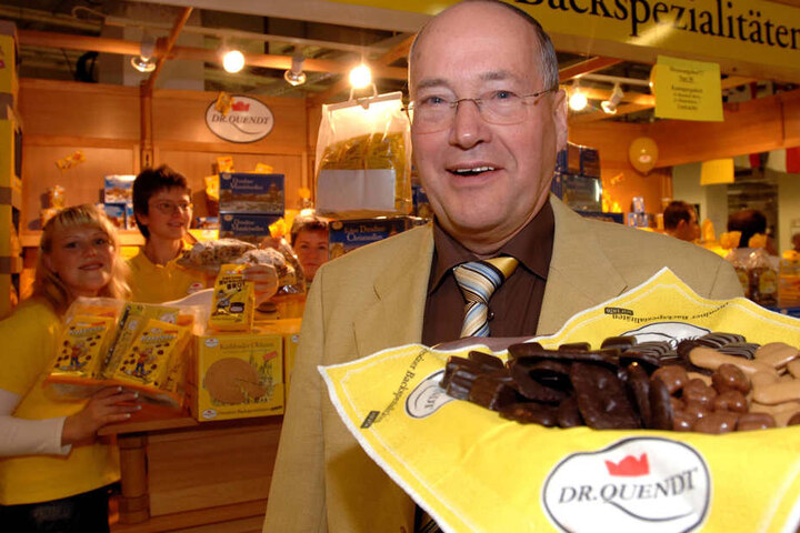 Mit "Russisch Brot" startet "Dr. Quendt" nach der Wende. Die
Aus-einem-Guss-Buchstaben-Maschine hatte 1989 der erst 2016 verstorbene
Firmengründer Hartmut Quendt (vorn) erfunden.