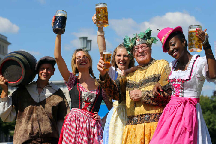 Braumeister Claus (l-r), Model Jacquline, Bierkönigin Michaela, Bierkönig Gambrinus und Model Ayanna präsentieren sich während eines Presse- und Fototermins zum 22. Internationalen Berliner Bierfestival.