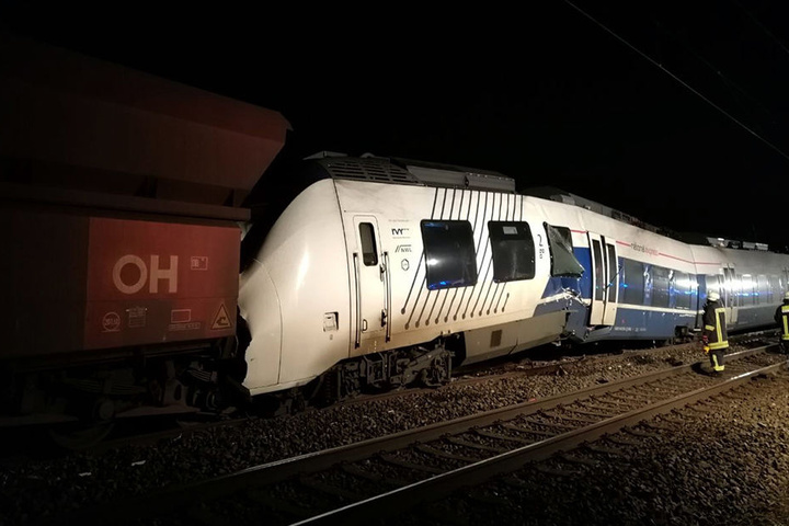 Nach bisherigen Erkenntnissen sei der Personenzug auf einen Güterzug aufgefahren.