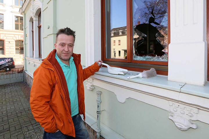 Die Einbrecher schlugen ein Fenster zur Bar ein.