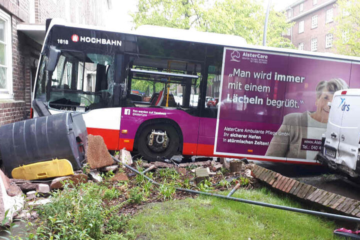 Der Linien-Bus kam im Vorgarten zum Stehen.