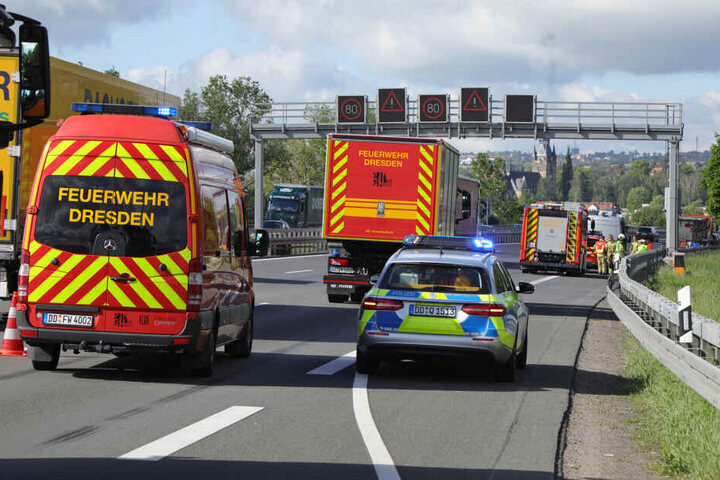 Die Berufsfeuerwehr der Wache Übigau sicherte gemeinsam mit der Polizei die Unfallstelle ab.