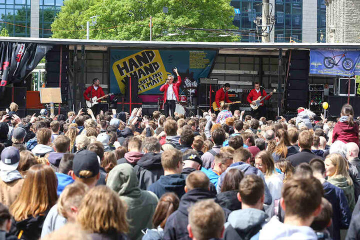 "Kraftklub" gaben ein Protest-Konzert gegen den "III. Weg". Die Partei marschierte am 1. Mai in Chemnitz.