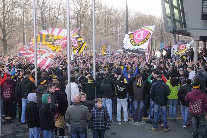 Draußen vor dem Stadiontor, Tausende Dynamofans während des Geisterspiels gegen den FC Ingolstadt.