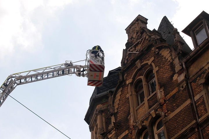 Vorsichtig entfernten die Kameraden der Feuerwehr weitere lose Brocken und Ziegel.