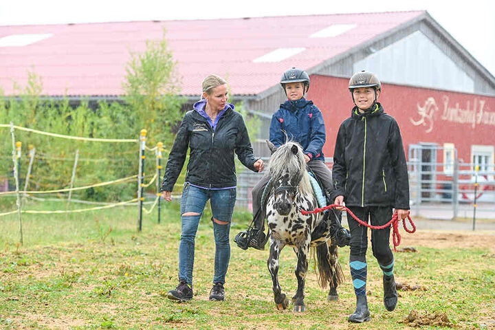 Grit Kaiser (l.) bringt Kindern beim Pony-Führerschein bei, wie Pferde ticken.