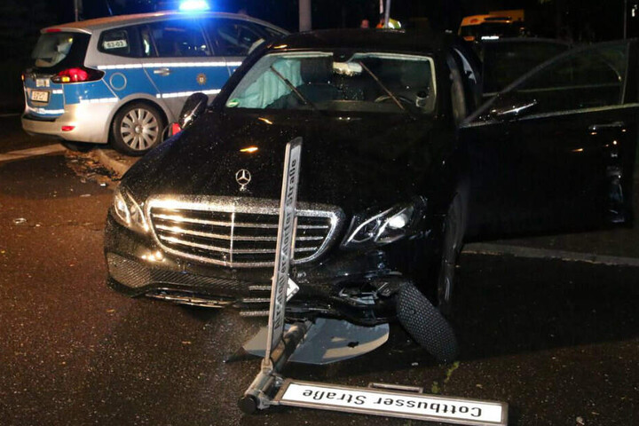 Durch den Unfall wurde ein Straßenschild aus der Verankerung gerissen.