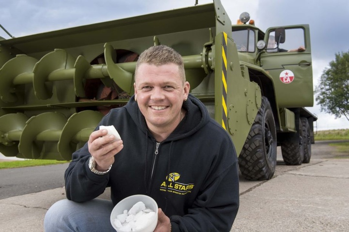 Schnee? Kein Problem für Enrico Klemm (36). Der Dorfchemnitzer hat eine
Ural-Schneefräse mit Panzermotor restauriert.
