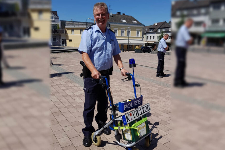 Mit einem Rollator als Abschiedsgeschenk verabschiedet sich der 61-Jährige in den Ruhestand.