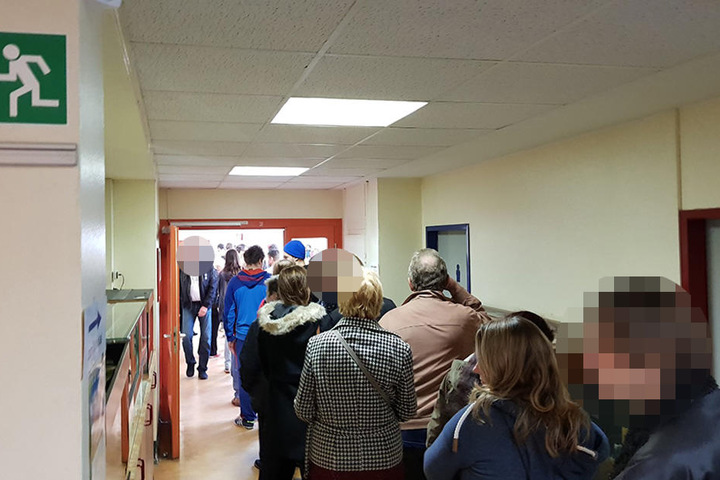 Lange Schlangen in einem Wahllokal in Berlin-Treptow.