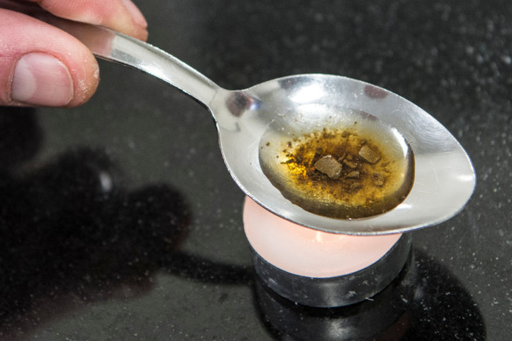 Die Droge Heroin wird erhitzt und dann gespritzt.