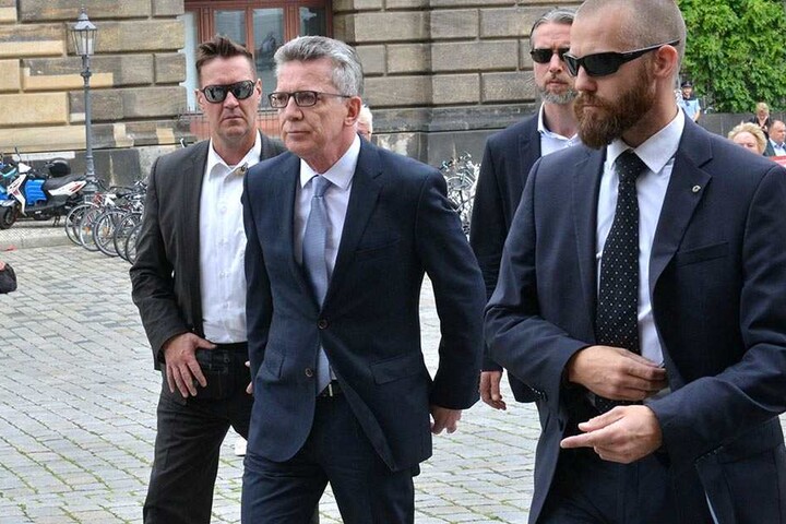 Umringt von Bodyguards, lief Thomas de Maizière über den Neumarkt.