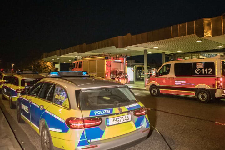 Polizei und Rettungskräfte rückten zahlreich zum Einsatz an den Harburger Busbahnhof aus.