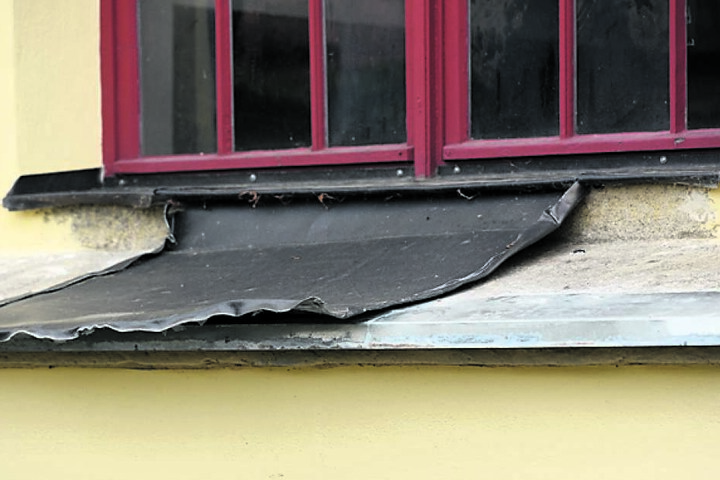 Diese Bleche rissen die Ganoven aus den Kirchenfenstern.