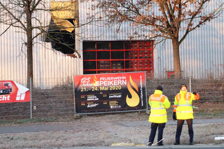 Das Fluchtauto flog 30 Meter durch die Luft und schlug in einer Lagerhalle ein.