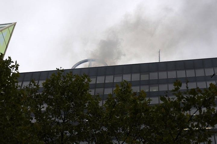 Das Feuer entzündete sich auf dem Dach des Gebäudes.