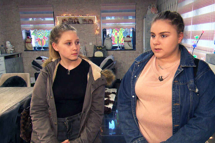 Loredana (li.) und Estefania machen sich Sorgen um Mama Silvia und wollen, dass sie mit dem Rauchen aufhört.