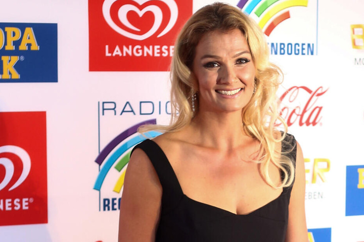 Franziska van Almsick läuft zur Verleihung des Radio Regenbogen Awards im Jahr 2017 über den roten Teppich.