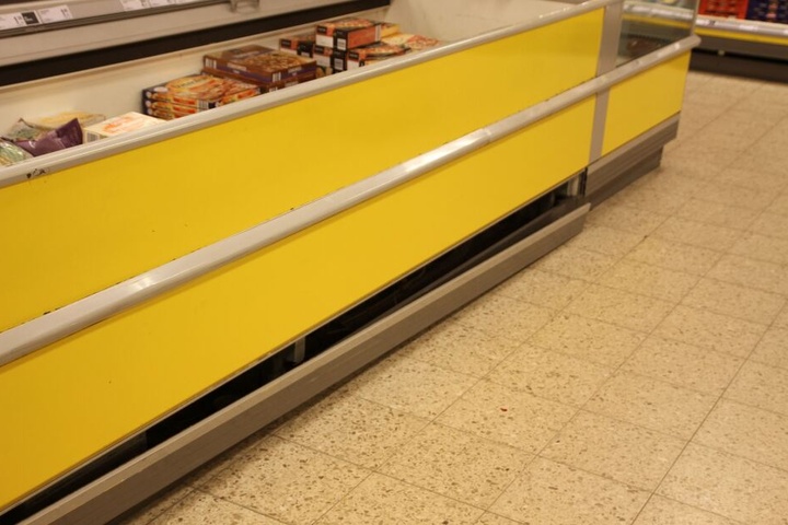 Auch die Tiefkühltruhe nahm Schaden bei der Schlägerei.