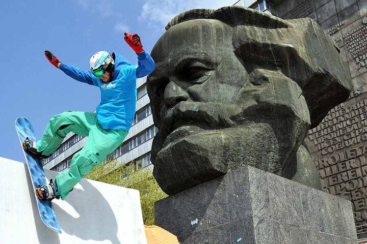2013 wurde die Firma Mr. Snow gegründet. Das Spektakuläre: Mit Textil-Schnee können Snowboarder auch mitten in der City Fun haben.