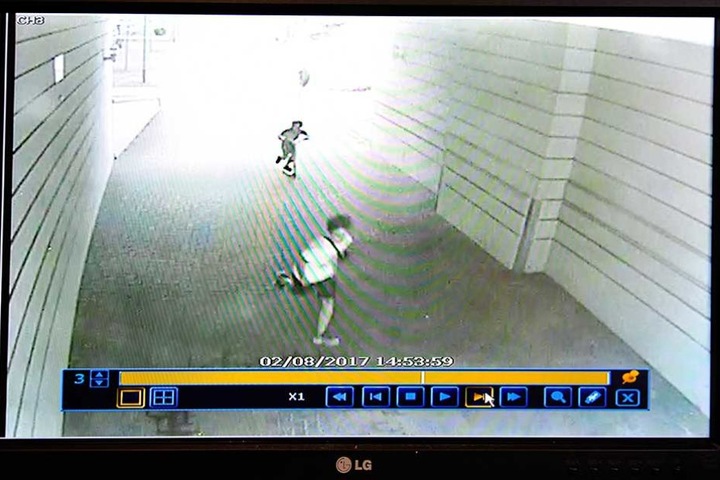 Die Überwachungskamera zeigt die Tatverdächtigen. Einer flieht mit einem Roller.
