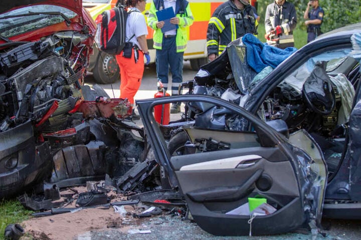 Auf der Bundesstraße 13 sind in Bayern ein BMW und ein Transporter frontal zusammengestoßen.