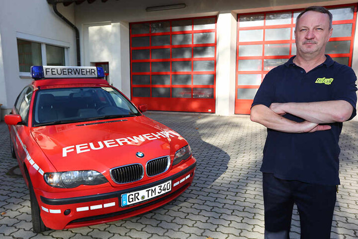 Stadtwehrleiter Steffen Block (54) ärgert sich über den dreisten Einbruch.