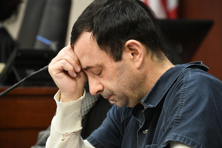 Fassungslosigkeit im Gesicht von L. Nassar: Der Turn-Arzt wurde wegen des Missbrauchs von Minderjährigen zu 175 Jahren Haft verurteilt.