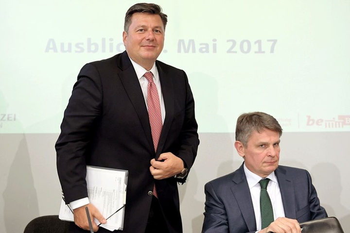 Innensenator Andreas Geisel (li.) freut sich über die Etaterhöhung für neue Stellen bei Feuerwehr und Polizei.