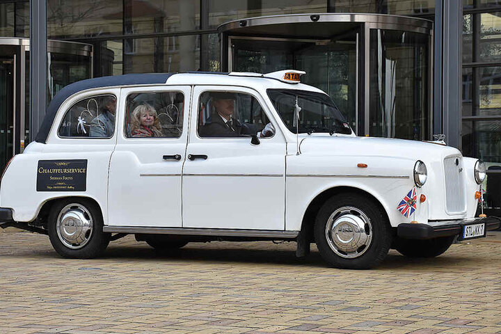 Echter Brite: Stephan Foltys (49) hat mehrere London-Taxis und Stretchlimousinen in seinem Fuhrpark. Besonders Hochzeitspaare nehmen den Service gern in Anspruch.