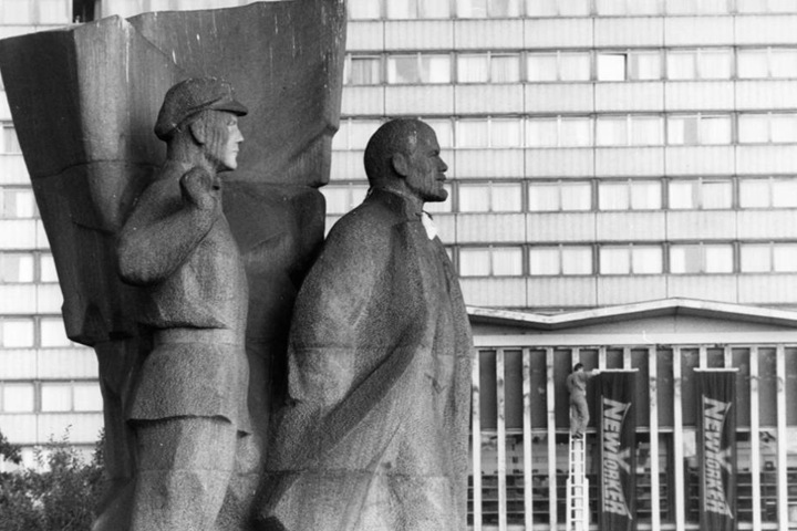 Inzwischen steht die Lenin-Skulptur in Bayern und soll morgen versteigert
werden.