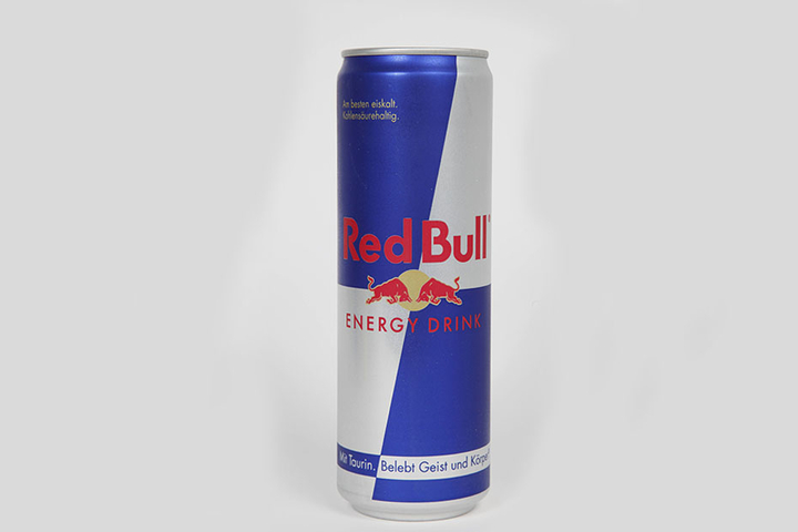 Red Bull ist durch ihren Energydrink weltweit berühmt geworden.