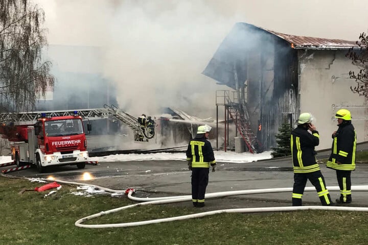 Das Feuer brach in einer Lagerhalle aus.
