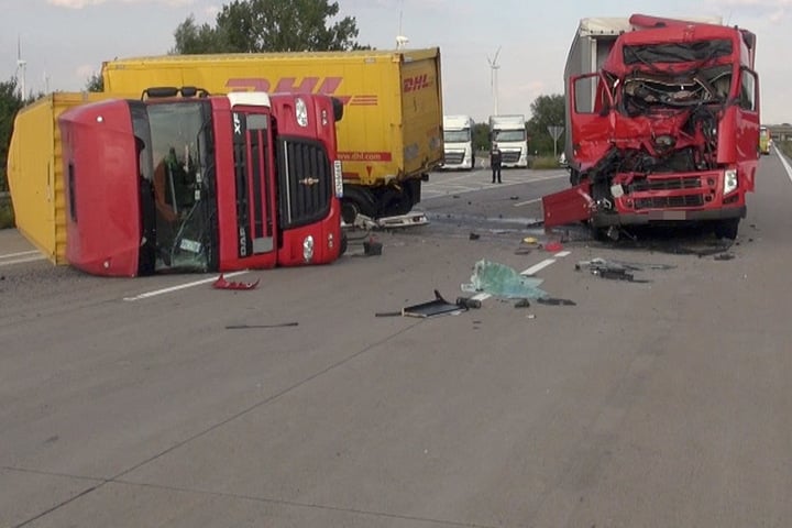 Der 45-Jährige ist mit seinem Lkw ungebremst auf den DHL-Lkw am Stauende gekracht und hat diesen umgeworfen.
